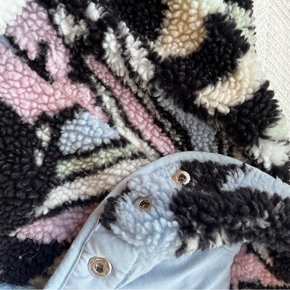 Colorful Fleece Vest with Abstract Design - Picture 3 of 6